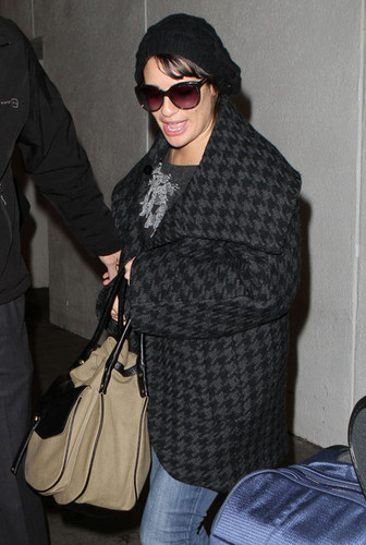  Glee Cast arriving @ LAX {December 6th 2010}