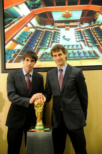  Javi Martinez & Fernando Llorente - honored 由 the Basque government (1.12.2010)