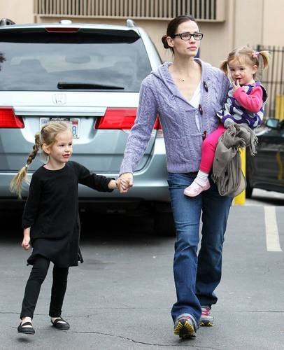 Jen & The Girls Out in Los Angeles 12/5/10