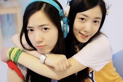 Ji Yeon-Hwayoung-and-Twin-sister-Hyoyoung