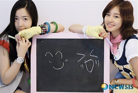  Ji Yeon-Hwayoung-and-Twin-sister-Hyoyoung