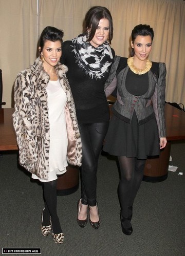  Kim, Kourtney & Khloe's 'Kardashian Konfidential' B&N signing NYC 11/30/10