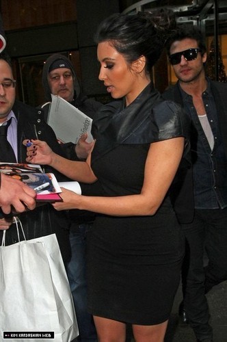  Kim embarks on a día of press in NYC 11/29/10