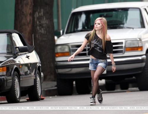 More Avril Pics on WHAT THE HELL music video shoot!
