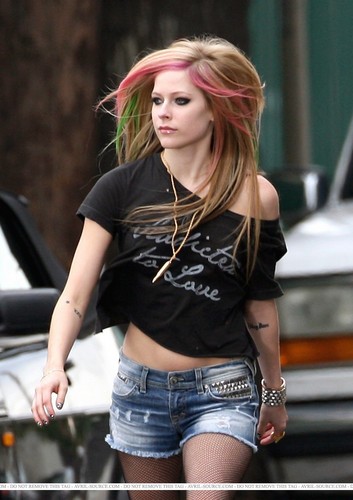 More Avril Pics on WHAT THE HELL music video shoot!