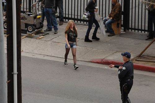  PICS OF AVRIL HERSELF ON WHAT THE HELL 음악 VIDEO SHOOT!! (NEW NEW NEW)