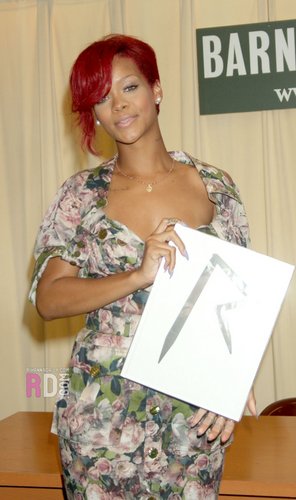  리한나 signing of her book at Barnes&Noble,NY,October 27th,2010