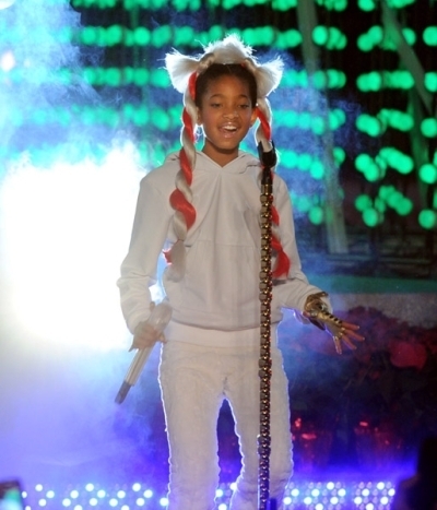  Willow @ The Holiday cây Lighting & Grand Opening Of The LA Kings Holiday Ice At L.A. LIVE