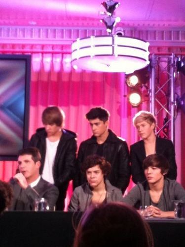  1D & Simon Doing A Tv hiển thị Ahead Of The Finals (1D All The Way) :) x