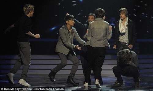  1D & Simon Jump 4 Joy After Finding Out They Ave Made It 2 The Finals (Well Proud Of Them) :) x