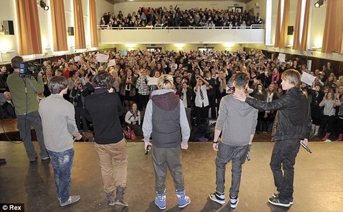  Heartthrobs 1D perform Special dokar, pertunjukan At Louis Former School In Doncaster (Hall Cross) :) x