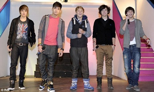  Heartthrobs 1D perform Special concierto At Louis Former School In Doncaster (Hall Cross) :) x