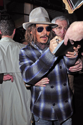  Johnny Depp signing autographs for प्रशंसकों
