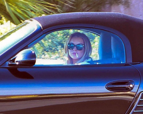 Lindsay Lohan was spotted at her sober living house in Rancho Mirage