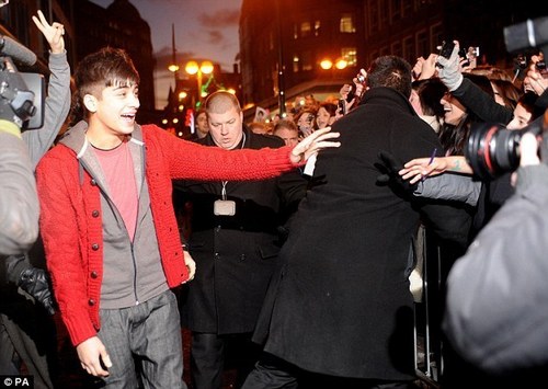  Red Hot Zayn Is Greeted kwa mashabiki As He Attends Book Signing In Bradford, Hmv (I Was Their) :) x