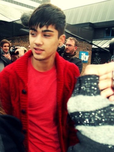  Red Hot Zayn Making His Way Bck 2 Bfd 4 A Book Signing In Hmv (I Was Their) Best hari Of My Life :) x