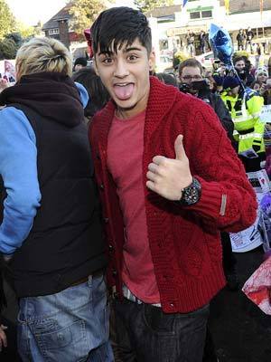  Red Hot Zayn Making His Way Bck 2 Bfd 4 A Book Signing In Hmv (I Was Their) Those Coco Eyes :) x