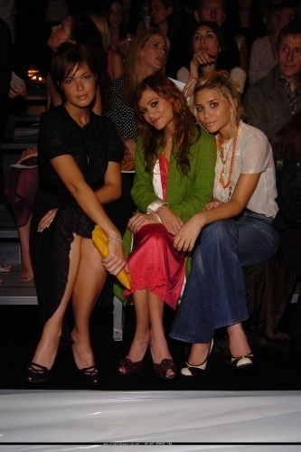  13-09-04 - Mary-kate & Ashley at Marc Jacobs Spring 05 Fashion ipakita