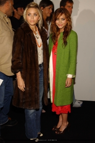  13-09-04 - Mary-kate & Ashley at Marc Jacobs Spring 05 Fashion Zeigen