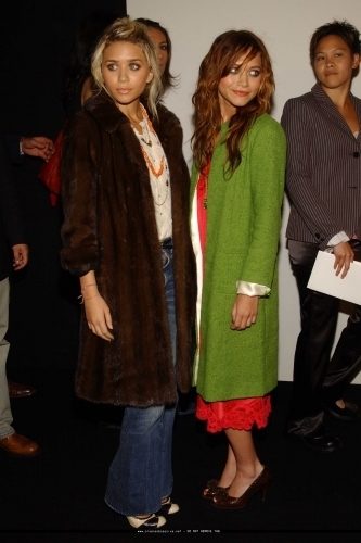  13-09-04 - Mary-kate & Ashley at Marc Jacobs Spring 05 Fashion دکھائیں