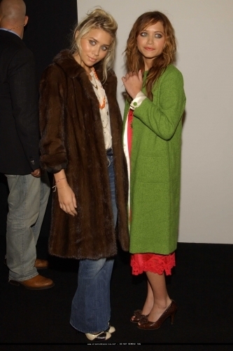 13-09-04 - Mary-kate & Ashley at Marc Jacobs Spring 05 Fashion tampil