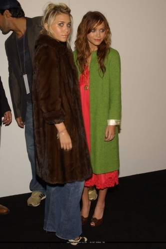  13-09-04 - Mary-kate & Ashley at Marc Jacobs Spring 05 Fashion tunjuk