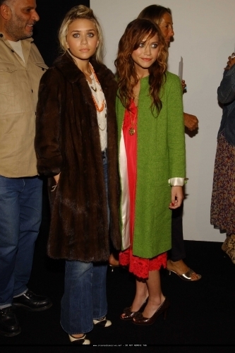  13-09-04 - Mary-kate & Ashley at Marc Jacobs Spring 05 Fashion tunjuk