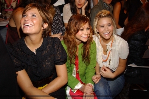 13-09-04 - Mary-kate & Ashley at Marc Jacobs Spring 05 Fashion Show