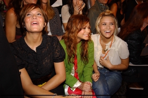 13-09-04 - Mary-kate & Ashley at Marc Jacobs Spring 05 Fashion Show