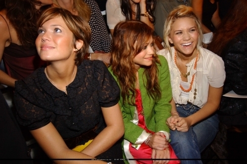  13-09-04 - Mary-kate & Ashley at Marc Jacobs Spring 05 Fashion Show