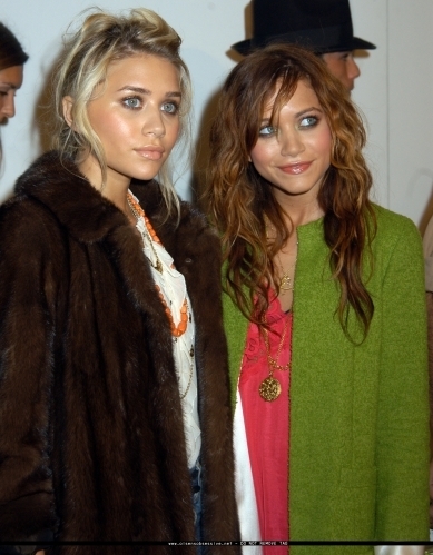  13-09-04- Mary-kate & Ashley at Marc Jacobs Spring 05 Fashion tampil