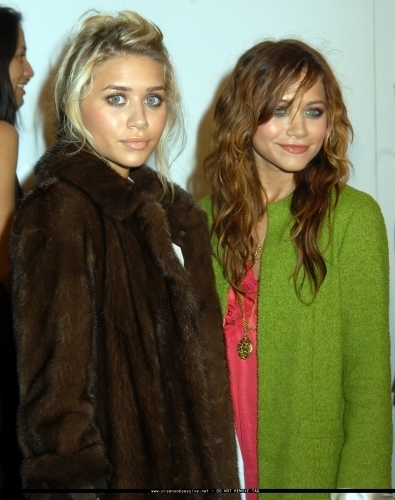  13-09-04- Mary-kate & Ashley at Marc Jacobs Spring 05 Fashion mostra