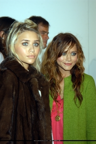  13-09-04- Mary-kate & Ashley at Marc Jacobs Spring 05 Fashion প্রদর্শনী