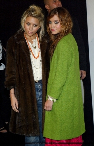  13-09-04- Mary-kate & Ashley at Marc Jacobs Spring 05 Fashion دکھائیں
