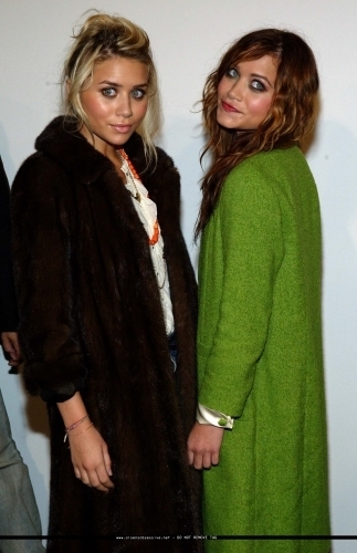  13-09-04- Mary-kate & Ashley at Marc Jacobs Spring 05 Fashion mostrar