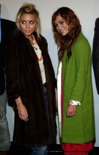  13-09-04- Mary-kate & Ashley at Marc Jacobs Spring 05 Fashion ipakita