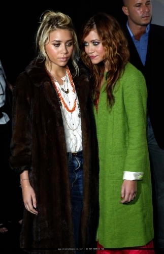  13-09-04- Mary-kate & Ashley at Marc Jacobs Spring 05 Fashion toon