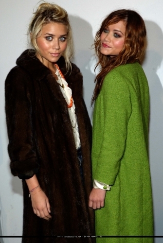  13-09-04- Mary-kate & Ashley at Marc Jacobs Spring 05 Fashion mostrar