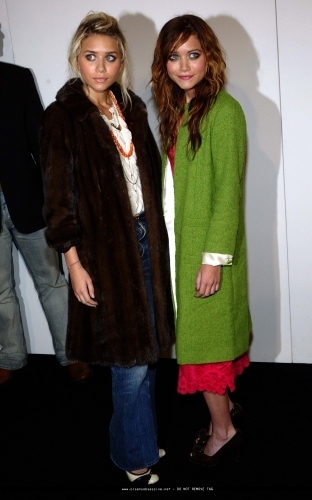  13-09-04- Mary-kate & Ashley at Marc Jacobs Spring 05 Fashion onyesha