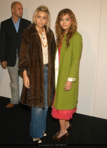  13-09-04- Mary-kate & Ashley at Marc Jacobs Spring 05 Fashion onyesha