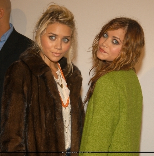 13-09-04- Mary-kate & Ashley at Marc Jacobs Spring 05 Fashion دکھائیں