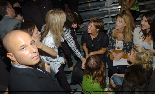  13-09-04- Mary-kate & Ashley at Marc Jacobs Spring 05 Fashion tampil