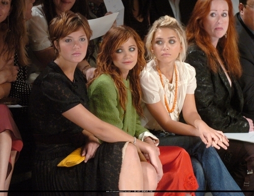 13-09-04- Mary-kate & Ashley at Marc Jacobs Spring 05 Fashion Show
