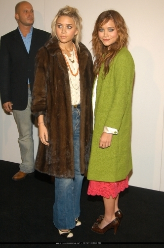  13-09-04- Mary-kate & Ashley at Marc Jacobs Spring 05 Fashion Показать