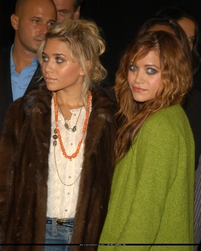  13-09-04- Mary-kate & Ashley at Marc Jacobs Spring 05 Fashion Zeigen