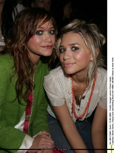  13-09-04- Mary-kate & Ashley at Marc Jacobs Spring 05 Fashion montrer