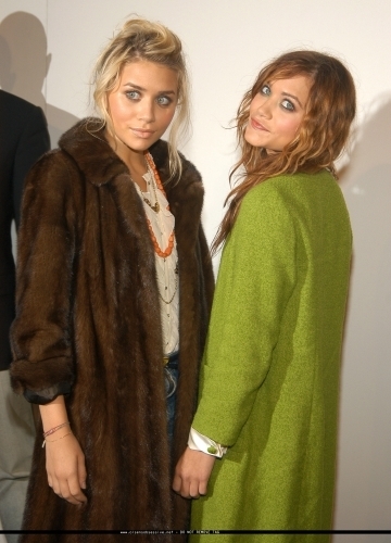  13-09-04- Mary-kate & Ashley at Marc Jacobs Spring 05 Fashion hiển thị