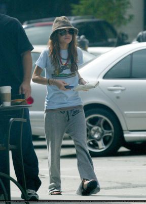  17-10-04 - Mary-Kate getting coffee in Santa Monica