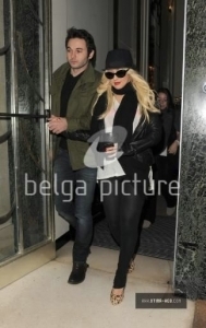  Christina Aguilera Leaving Her Hotel With Matt 12/11 चित्रो