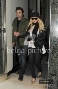  Christina Aguilera Leaving Her Hotel With Matt 12/11 picha